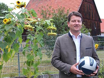 Hier spielt er mit seinen Kindern: Der Direktkandidat der CSU für den Landtag, Sandro Kirchner, im heimischen Garten in Premich. Benedikt Borst