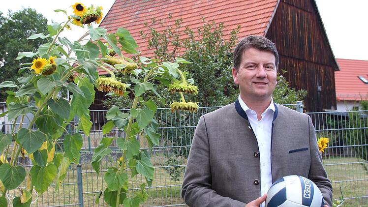 Hier spielt er mit seinen Kindern: Der Direktkandidat der CSU für den Landtag, Sandro Kirchner, im heimischen Garten in Premich. Benedikt Borst