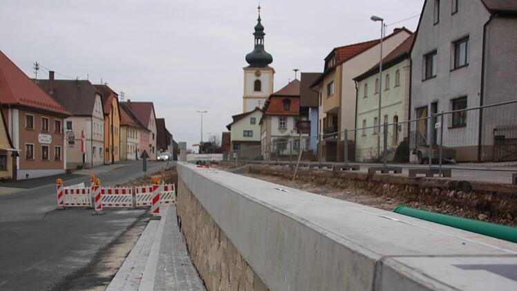 Die Gestaltung des Geländers auf der Stützmauer im umgebauten Wachenrother Ortskern war Thema im Gemeinderat.     Foto: Jann Weckel