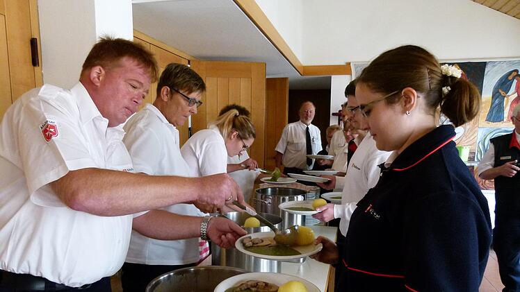 Ehren- und hauptamtliche Malteser servierten kranken und behinderten Menschen das Mittagessen. Foto: Marion Krüger-Hundrup