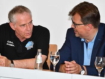Heitec-Manager Rolf Werner (links) im Gespr&auml;ch mit  Bambergs Zweitem B&uuml;rgermeister Christian Lange. Ronald Rinklef