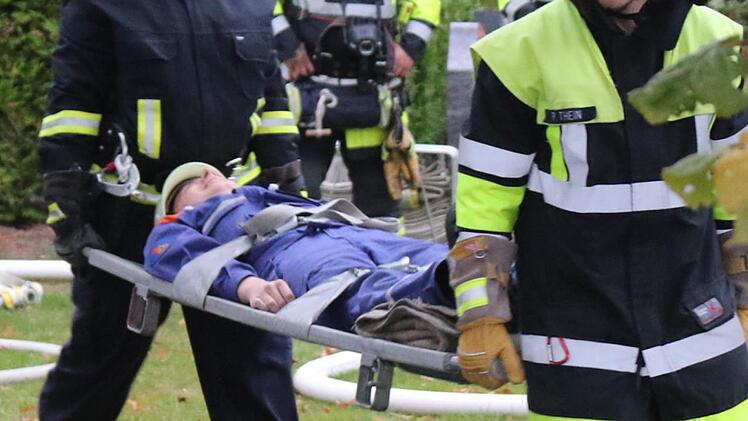 Die Feuerwehrleute holten eine Person aus der Kirche. Foto: Michael Stelzner
