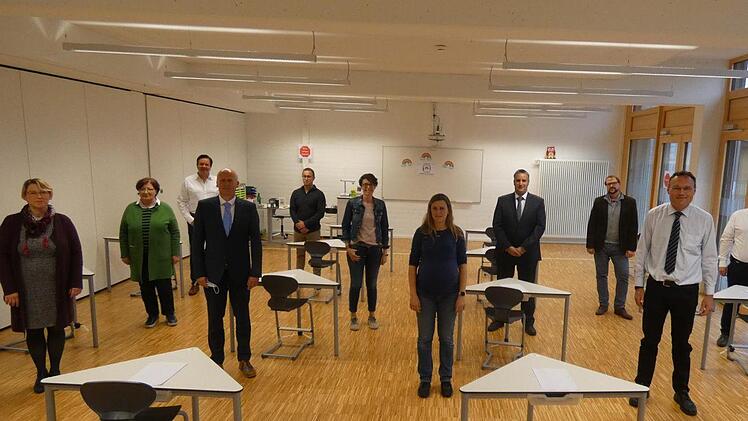 Die neuen Gesichter im Knetzgauer Gemeinderat, v.l.: Dritte Bürgermeisterin Susanne Haase-Leykam, Hannelore Glass, Dr. Alexander Ambros, Erster Bürgermeister Stefan Paulus, Andre Sauerschell, Barbara Ullrich, Christina Stula, Sebastian Schierling, Dr. Benjamin Schraven, Zweiter Bürgermeister Stefan Seubert, Johannes Betz und Nina Köberich  Licha