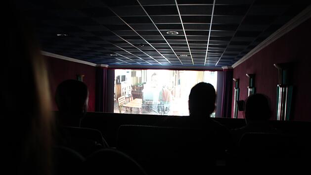 Licht aus, Film ab: Der Betrieb in den Rh&ouml;nlichtspielen Bad Br&uuml;ckenau l&auml;uft den offiziellen Vorgaben nach aktuell mit 2G plus. Die pandemiebedingten Einschr&auml;nkungen haben sich stark auf Besucherzahlen und Umsatz des Kinos ausgewirkt. Archivfoto: Ulrike M&uuml;ller