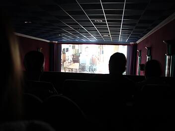 Licht aus, Film ab: Der Betrieb in den Rhönlichtspielen Bad Brückenau läuft den offiziellen Vorgaben nach aktuell mit 2G plus. Die pandemiebedingten Einschränkungen haben sich stark auf Besucherzahlen und Umsatz des Kinos ausgewirkt. Archivfoto: Ulrike Müller