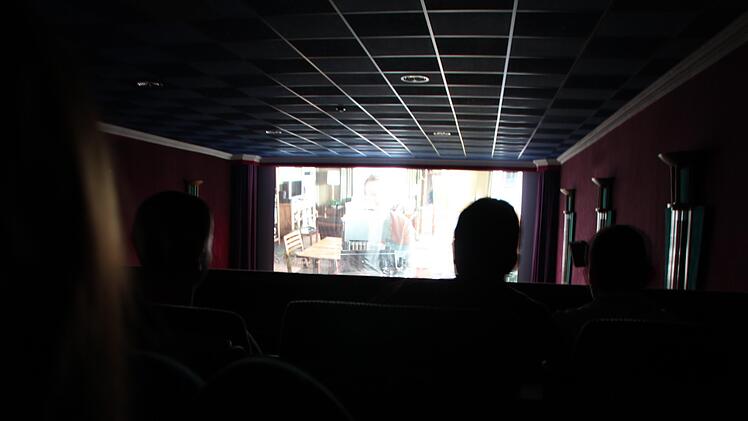 Licht aus, Film ab: Der Betrieb in den Rhönlichtspielen Bad Brückenau läuft den offiziellen Vorgaben nach aktuell mit 2G plus. Die pandemiebedingten Einschränkungen haben sich stark auf Besucherzahlen und Umsatz des Kinos ausgewirkt. Archivfoto: Ulrike Müller