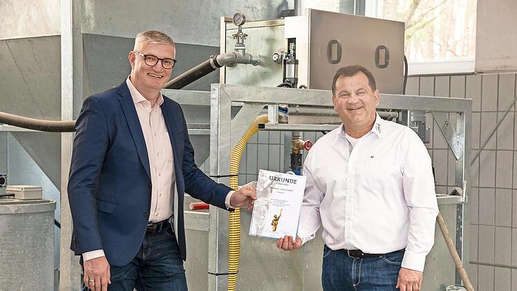 Stefan Zenk (rechts) und B&uuml;rgermeister Bernd Ruppert mit der Urkunde f&uuml;r die Nominierung zum Preis des Mittelstandes.