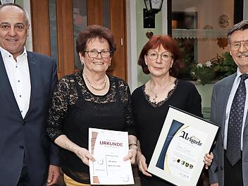 Bürgermeister Robert Hümmer ehrte Waltraud Herbst (50 Jahre Singen im Chor) und Larissa Eggloff (25 Jahr Chorleitertätigkeit) zusammen mit Vorsitzenden Heinz Wudel (v.l.).