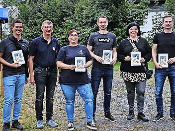 Pfarrgemeinderatsvorsitzender Markus Montag (links) und Kirchenpfleger Bernd Peter (rechts) überreichten Spenden an Mitwirkende des Weihnachtsmarkts.