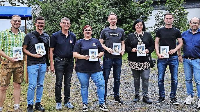 Pfarrgemeinderatsvorsitzender Markus Montag (links) und Kirchenpfleger Bernd Peter (rechts) überreichten Spenden an Mitwirkende des Weihnachtsmarkts.