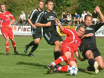 Marcel Adam (Zweiter von rechts) führt die Torschützenliste der A-Klasse 2 Kronach an.  Eines seiner 13 Tore erzielte er in dieser Szene im Nachbarderby gegen den TSV Steinberg II. Foto:  Hans Franz
