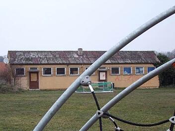 Das weitläufige Areal des Mehrgenerationenplatzes wird im Norden durch das ehemalige Sportheim begrenzt. Seine Tage sind gezählt, denn es soll abgerissen werden. Foto: Sabine Berthold