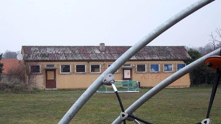 Das weitläufige Areal des Mehrgenerationenplatzes wird im Norden durch das ehemalige Sportheim begrenzt. Seine Tage sind gezählt, denn es soll abgerissen werden. Foto: Sabine Berthold