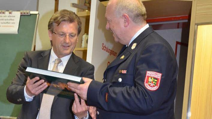 Sie übernehmen das Steuer der FF Stockheim. 1. Kommandant Andre Friedrich und neuer weiterer 2. Kommandant Christian Rebhan. Foto: Karl-Heinz Hofmann