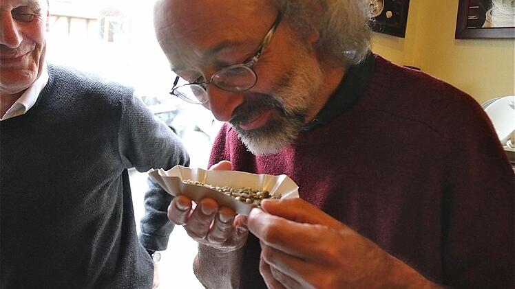 Dirk Hönerlage begutachtet eine Kaffeeprobe. Foto: Gerd Schaar
