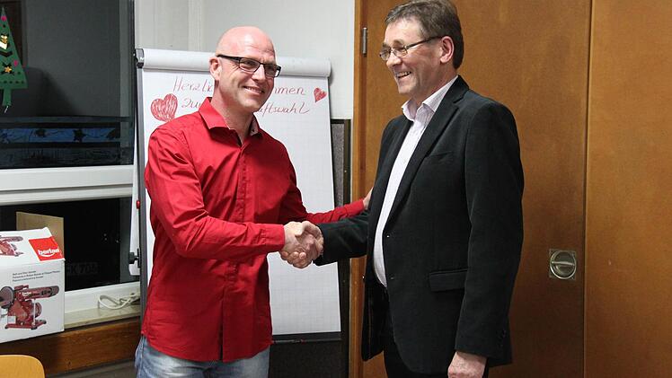 Ludwig Sauer dankt Holger Zwirlein im Namen der Caritas und überreichte ihm eine Ehrenurkunde. Foto: Martina Straub