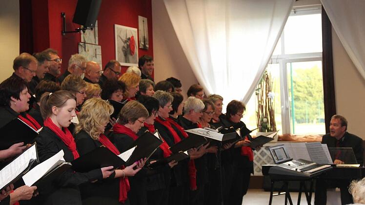 MGV, am Piano und Dirigent: Yves Boutelant Foto: Johanna Blum