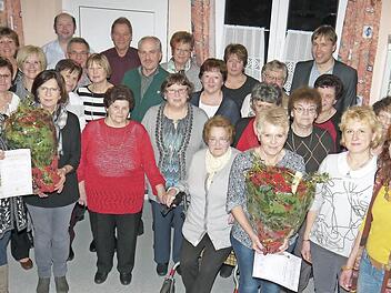 Groß war die Zahl der Gründungsmitglieder und ehemaligen Vorstandsmitglieder, die anlässlich des 25-jährigen Bestehens des Oberbrunner Gartenbauvereins ausgezeichnet wurden.  Foto: Berthold Köhler