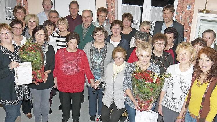 Groß war die Zahl der Gründungsmitglieder und ehemaligen Vorstandsmitglieder, die anlässlich des 25-jährigen Bestehens des Oberbrunner Gartenbauvereins ausgezeichnet wurden.  Foto: Berthold Köhler