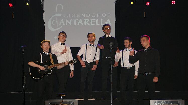 Auch junge Männer gehören zum Jugendchor "Cantaralla" - und als "Die Jungs" wagen sich Lukas Halpfer, Peter Marosky, Jan Rautner, Dominik Stapf, Lukas Wasser und Lorenz Zettelmeier auch an Solo-Auftritte.