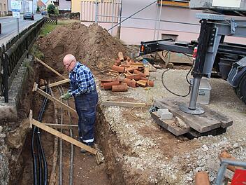 Der Kabelschaden auf der Baustelle in der Lindenstraße wurde gestern wieder repariert.  Fotos: Andreas Dorsch