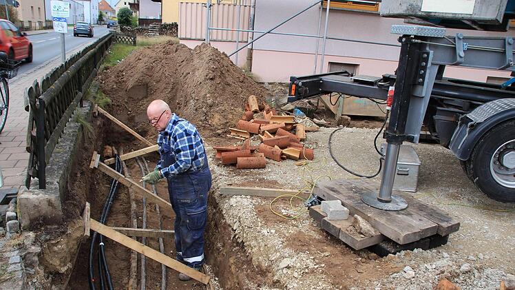 Der Kabelschaden auf der Baustelle in der Lindenstraße wurde gestern wieder repariert.  Fotos: Andreas Dorsch