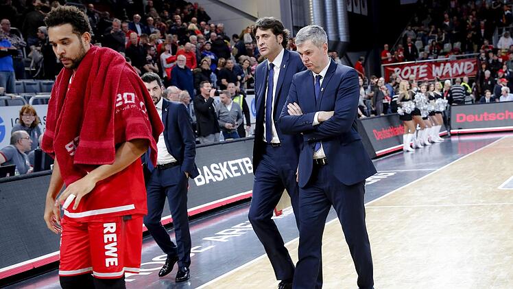 Ainars Bagatskis (rechts) und sein Assistent Marcelo Nicola (daneben) verlassen nach der Heimniederlage gegen Vechta die Brose-Arena, in die sie nicht mehr zurückkehrten. Federico Perego (verdeckt) übernahm das Traineramt; links Elias Harris Foto: Daniel Löb