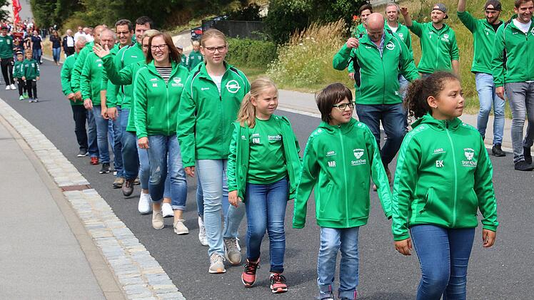 Beim Umzug nahmen zahlreiche Vereine teil. Foto: Dieter Britz