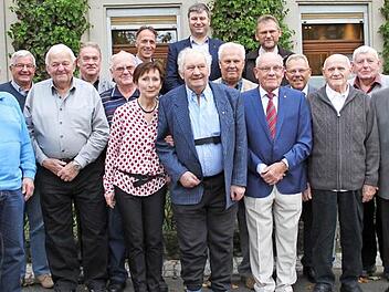 Diese Jubilare können auf 60, 65 und 70 Jahre Mitgliedschaft in der Gewerkschaft zurückblicken. Mit im Bild ist Dritter Bürgermeister Winfried Weinbeer (2. v. r.). Fotos: Gerda Völk