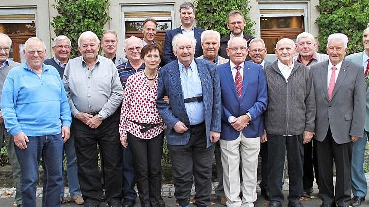 Diese Jubilare können auf 60, 65 und 70 Jahre Mitgliedschaft in der Gewerkschaft zurückblicken. Mit im Bild ist Dritter Bürgermeister Winfried Weinbeer (2. v. r.). Fotos: Gerda Völk