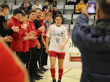 Beim VR-Bank Junior Soccer Cup wurde Hannah Mesch von den Spielern und Betreuern des Nachwuchsleistungszentrum geb&uuml;hrend verabschiedet. Die aus Drossenhausen stammende Fu&szlig;ballerin lief zu "Time To Say Goodbye" durch ein FCC-Spalier.Hartmut Guhling