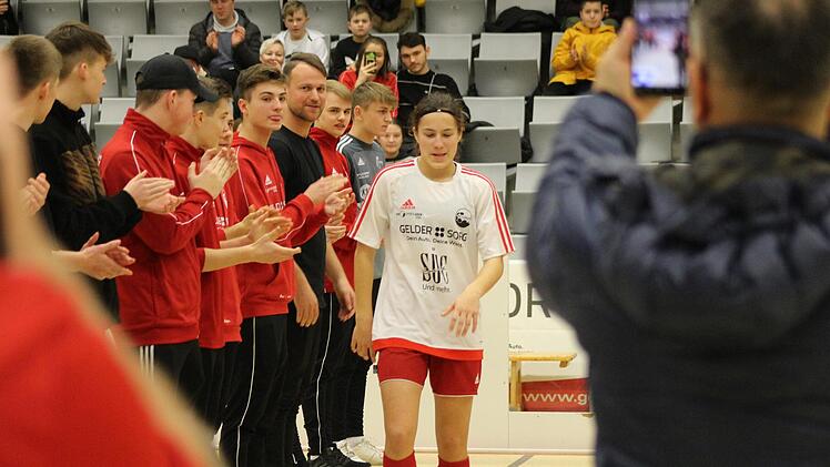 Beim VR-Bank Junior Soccer Cup wurde Hannah Mesch von den Spielern und Betreuern des Nachwuchsleistungszentrum gebührend verabschiedet. Die aus Drossenhausen stammende Fußballerin lief zu "Time To Say Goodbye" durch ein FCC-Spalier.Hartmut Guhling