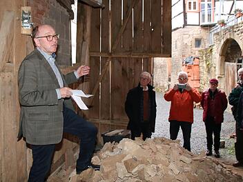 Der Vorsitzende des Vereins Zukunft für das Heimatspielhaus, Martin Kuchler,  dankte vor Ort der Deutschen Stiftung Denkmalschutz für den Zuschuss. Die 20 000 Euro fließen in den Eigenanteil, den der Verein für die Sanierung der Scheune tragen muss. Thomas Malz