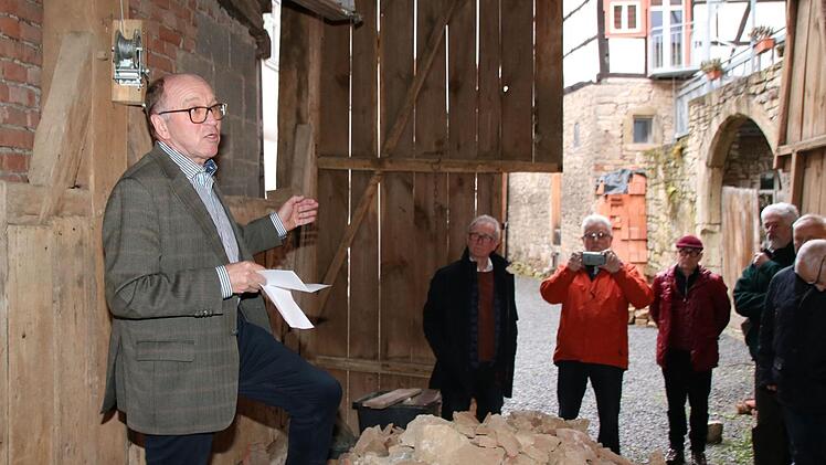 Der Vorsitzende des Vereins Zukunft für das Heimatspielhaus, Martin Kuchler,  dankte vor Ort der Deutschen Stiftung Denkmalschutz für den Zuschuss. Die 20 000 Euro fließen in den Eigenanteil, den der Verein für die Sanierung der Scheune tragen muss. Thomas Malz