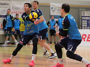 Musste in die ungewohnte Libero-Rolle schlüpfen: Moritz Zeitler (am Ball). Rechts im Bild: Hammelburgs späterer MVP Moritz Rauber. Foto: Jens Feistel