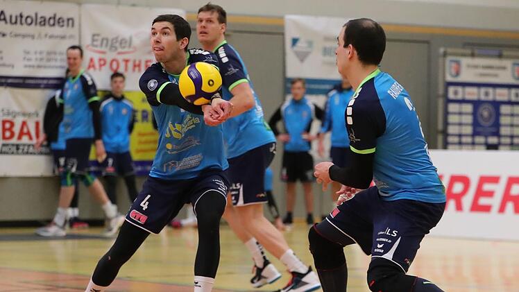 Musste in die ungewohnte Libero-Rolle schlüpfen: Moritz Zeitler (am Ball). Rechts im Bild: Hammelburgs späterer MVP Moritz Rauber. Foto: Jens Feistel