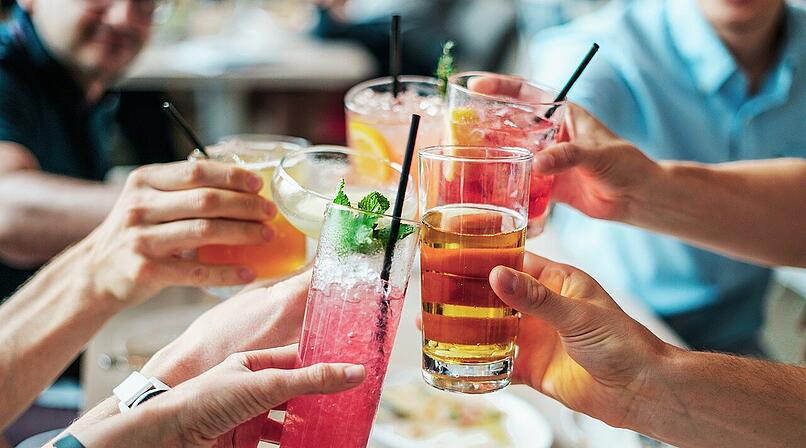Ein Cocktailabend mit Freunden kann auch f&uuml;r Diabetiker*innen problemlos verlaufen, wenn sie ein paar Punkte beachten.