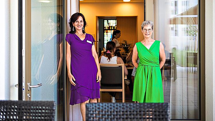Aus einer spontanen Idee wurde Realit&auml;t: Barbara Blecha, Leiterin des Caritas‑Pflegezentrums St. Otto, und Simone Stroppel, SkF-Gesch&auml;ftsf&uuml;hrerin, begr&uuml;&szlig;en die G&auml;ste im neuen Haincaf&eacute;. Michael Gr&uuml;ndel