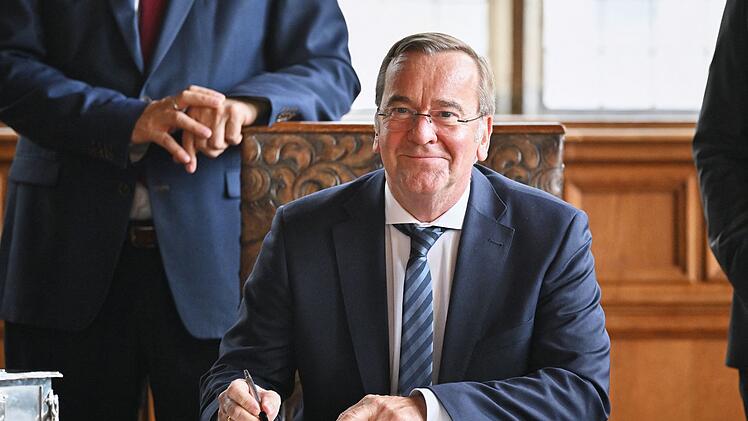 Investitionen in Hafen und Flughafen: Pistorius besucht Bremen
