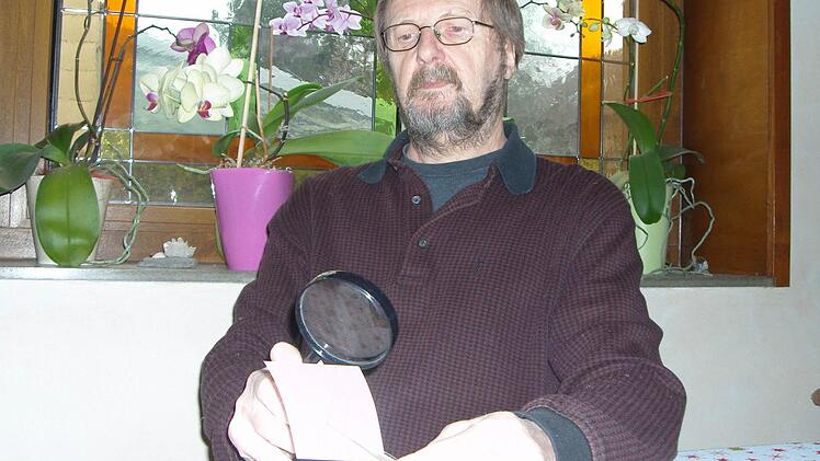 Eisenbahn-Fan Günther Klebes aus Erlangen hat die Briefmarke bei einer belgischen Internet-Auktion ergattert.  Foto: privat