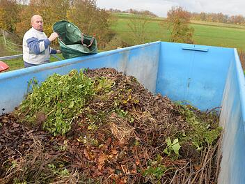 Walter Rottmann entleert Grüngut in den bei Trosdorf aufgestellten Container. Eine beschwerliche Angelegenheit. Fotos: Ronald Rinklef