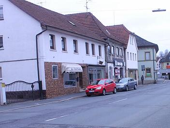 Auch während der Umgestaltungsphase in der Coburger Straße soll Parkraum erhalten bleiben. Dafür machen sich die Geschäftsleute dort stark. Foto: R. Popp