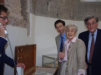 Georges Segal und seine Ehefrau Margaret stehen vor der Wäschekommode, in der sie die Dokumente fanden .