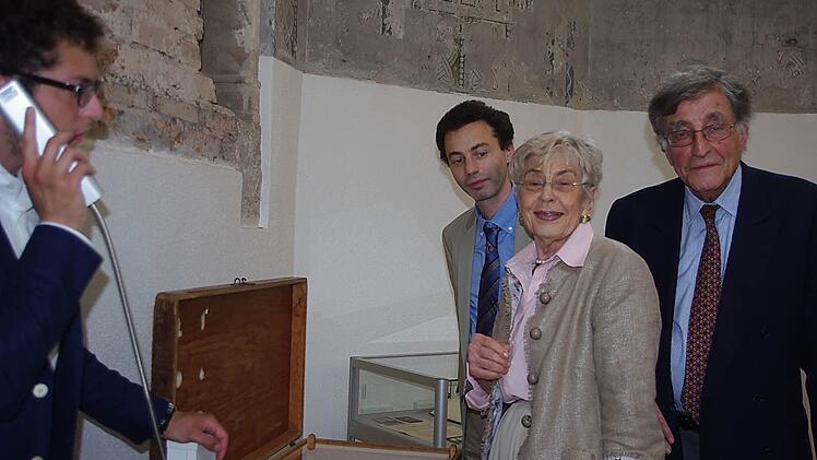 Georges Segal und seine Ehefrau Margaret stehen vor der Wäschekommode, in der sie die Dokumente fanden .