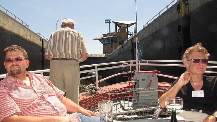 Rettungsassistent Stefan Berger und Wolfgang Doischer vom Seniorenbeirat bei einer Schleusendurchfahrt auf der letzten Etappe der Rundfahrt im Magdeburg Wasserkreuz. Foto: Martin Koch