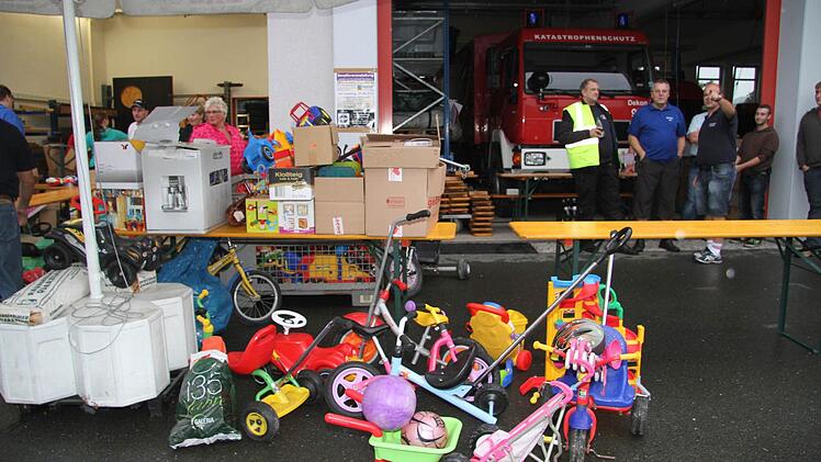 Die Sachen werden in einem Feuerwehranhänger zwischengelagert. Foto: Sonja Adam