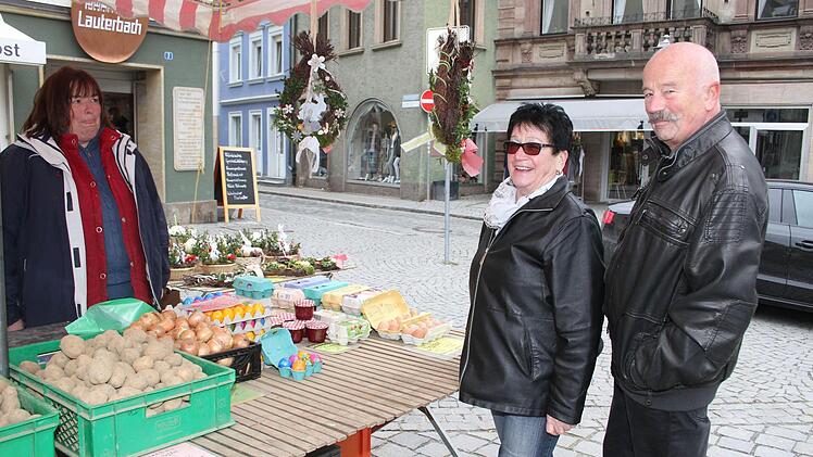 "Wenn man am Markt einkauft, ist das was ganz anderes", sagen Lina König und Werner Przibylla. Beide kaufen am Wochenmarkt Eier, Gemüse, Pflanzen - und auch mal ein Suppenhuhn. Foto: Sonja Adam