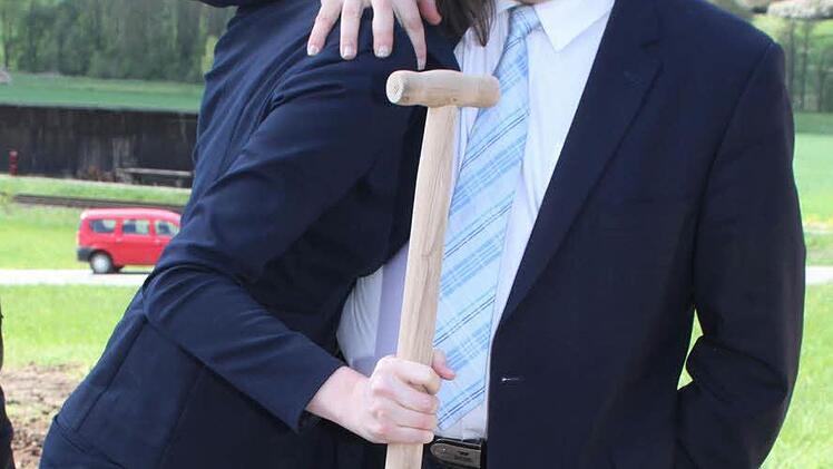 Ein herzlicher Drücker vom Landrat: Klaus Peter Söllner freut sich, dass die Beharrlichkeit der CSU-Bundestagsabgeordneten Emmi Zeulner zum Erfolg geführt hat Foto: Sonny Adam