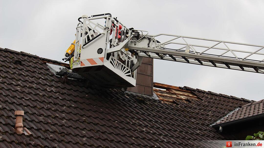 Blitz schlägt in Dachstuhl von Einfamilienhaus ein
