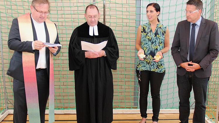 Segnung der Kreuze: Pfarrer Thomas Ringer, Pfarrer Jens Arnold, Sabrina Lang und Bgm. Karsten Fischkal Foto: Johanna Blum